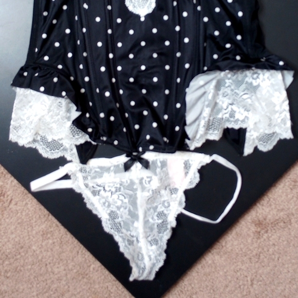 VS Black & White Corset & G-string Panty - Picture 2 of 11
